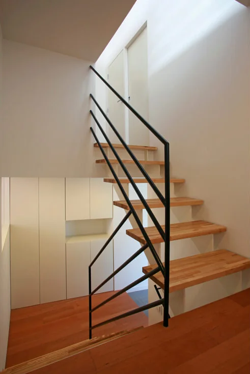 From the entrance to the LDK, which is positioned half a floor higher, there is a commanding view overlooking the foyer.