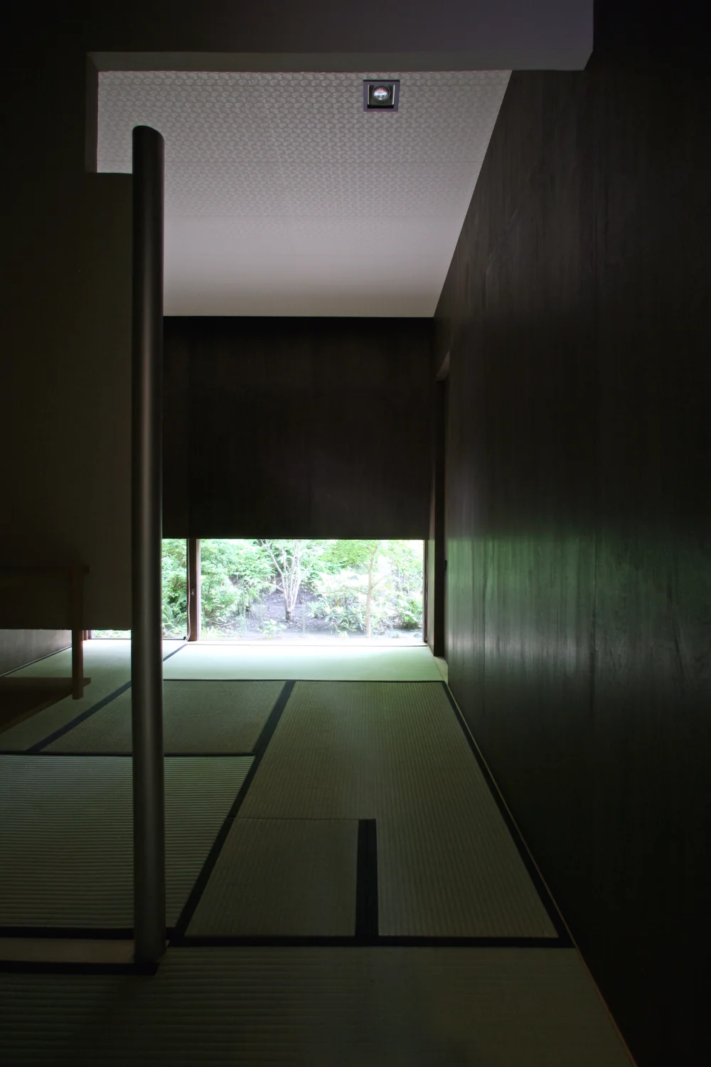 View of the tea garden through the low ground-level window, which also serves as a nijiriguchi (crawl door); light reflected off the tatami illuminates the ceiling adorned with karakami paper