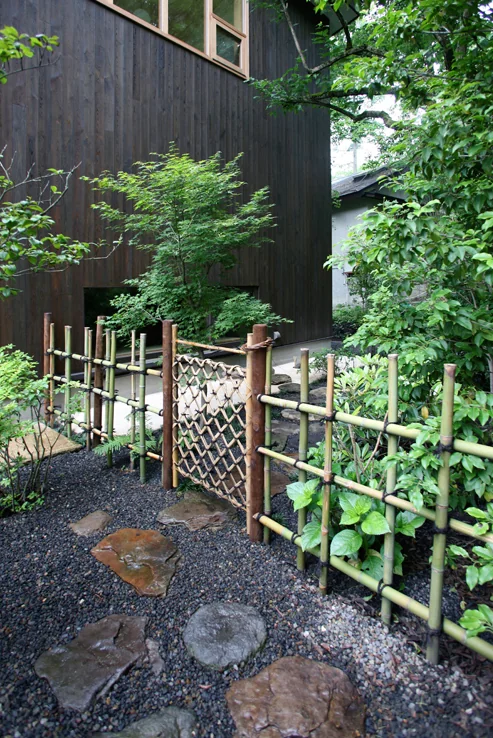 Yotsume-gaki bamboo fence and shiorido gate partitioning the outer and inner alleys