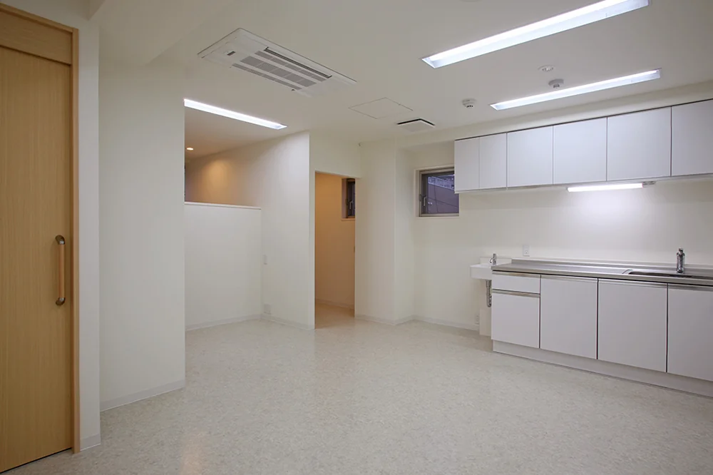 Behind the 1.5-meter-high wall is the infusion area, which can be partitioned with doors or roller blinds