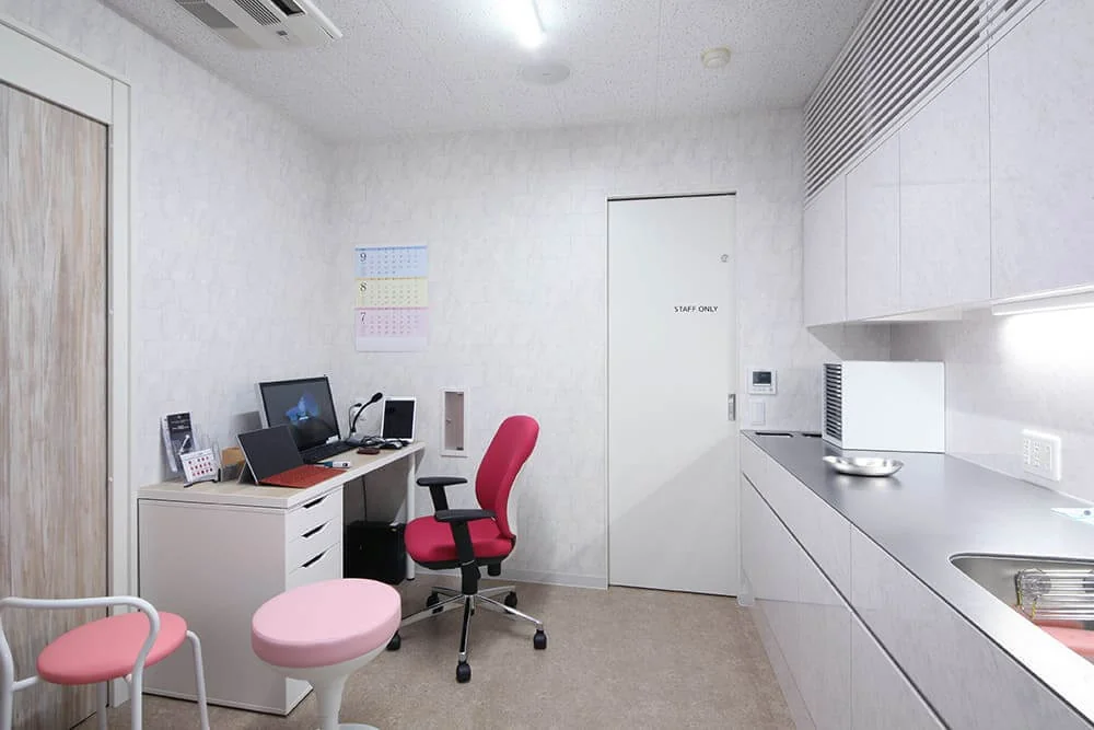 Examination Room 1 includes an opening beside the desk connecting to the reception for medical chart transfer.