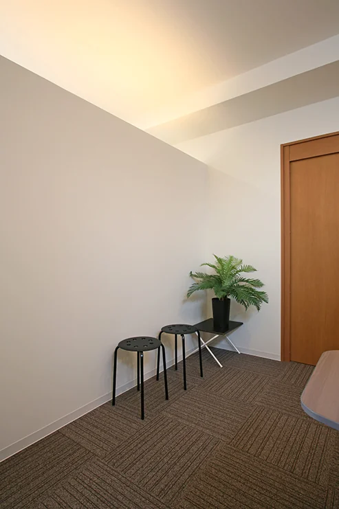Upper wall openings serve both ventilation and spatial expansion purposes
