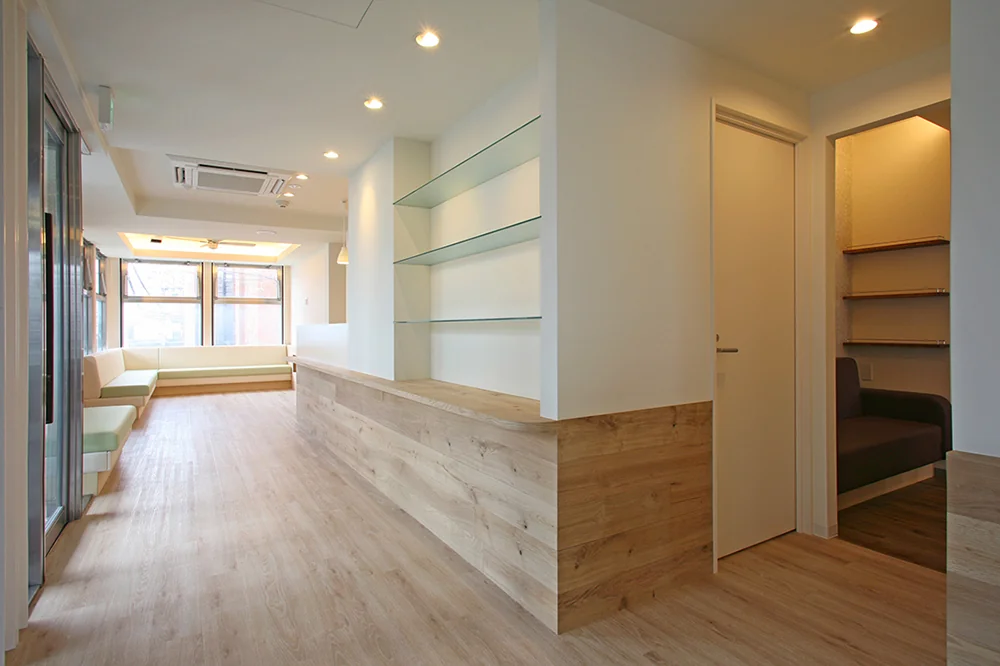 View from the kids’ corner towards the waiting area; the esthetic passage is visible on the right