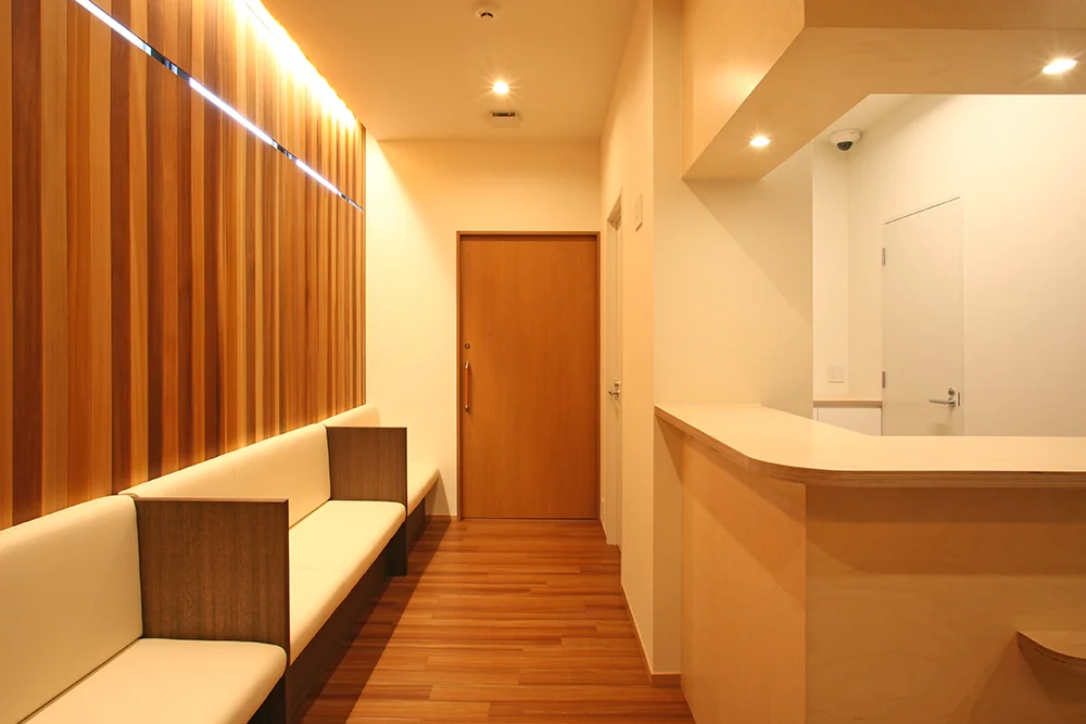 Smoke ventilation window located high on the left wall is discreetly integrated to preserve the interior ambiance