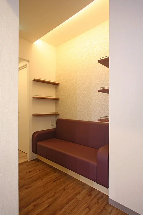 Bench with armrests along the esthetic passage, flanked by decorative shelving on both sides