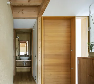 校舍背後的住宅｜和風現代住宅｜客製化住宅｜玄關