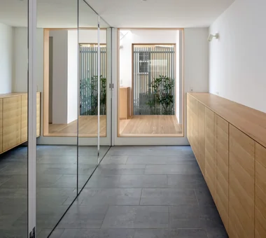 House with Extended Eaves｜A Home for Furniture Enthusiasts｜Custom-built house｜Entrance hall