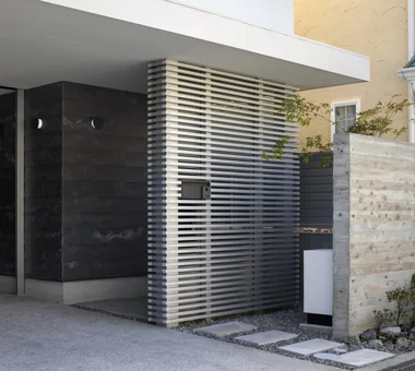 House with Extended Eaves｜Glass-Enclosed Residences｜Custom-built house｜Approach
