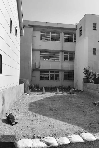Site overview – A compact lot with the elementary school building looming directly to the south