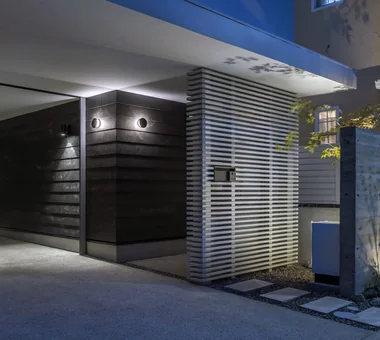 House with Extended Eaves｜Glass-Enclosed Residences｜Custom-built house｜Approach
