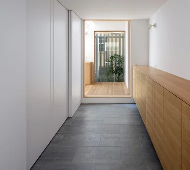 House with Extended Eaves｜A Home for Furniture Enthusiasts｜Custom-built house｜Entrance hall