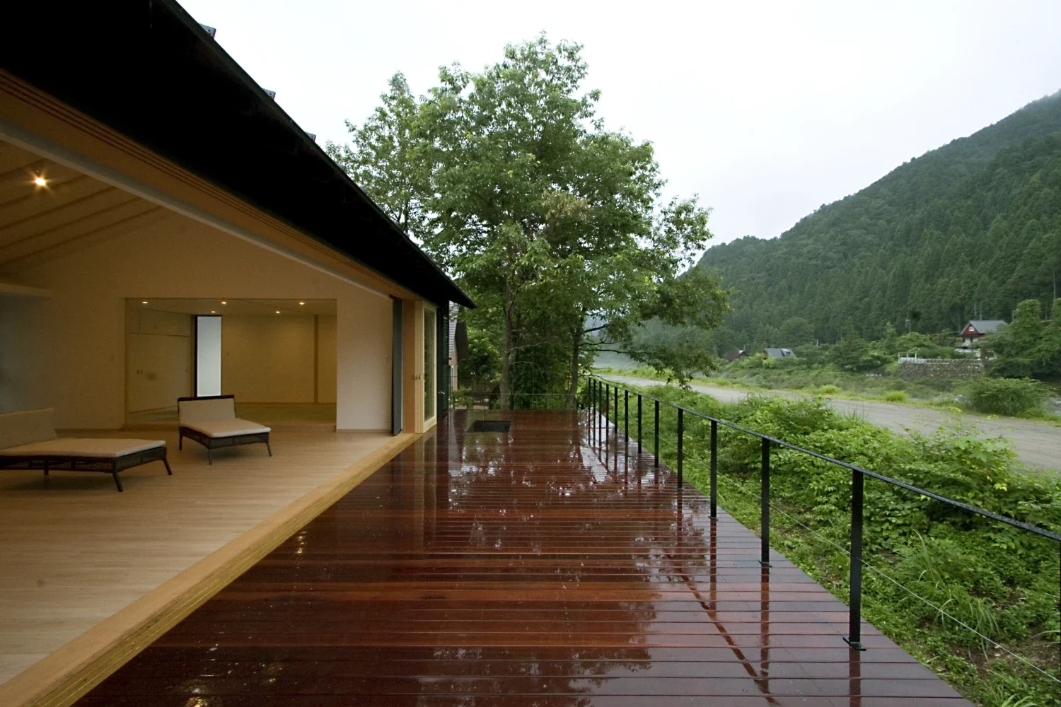 川辺の秘密基地