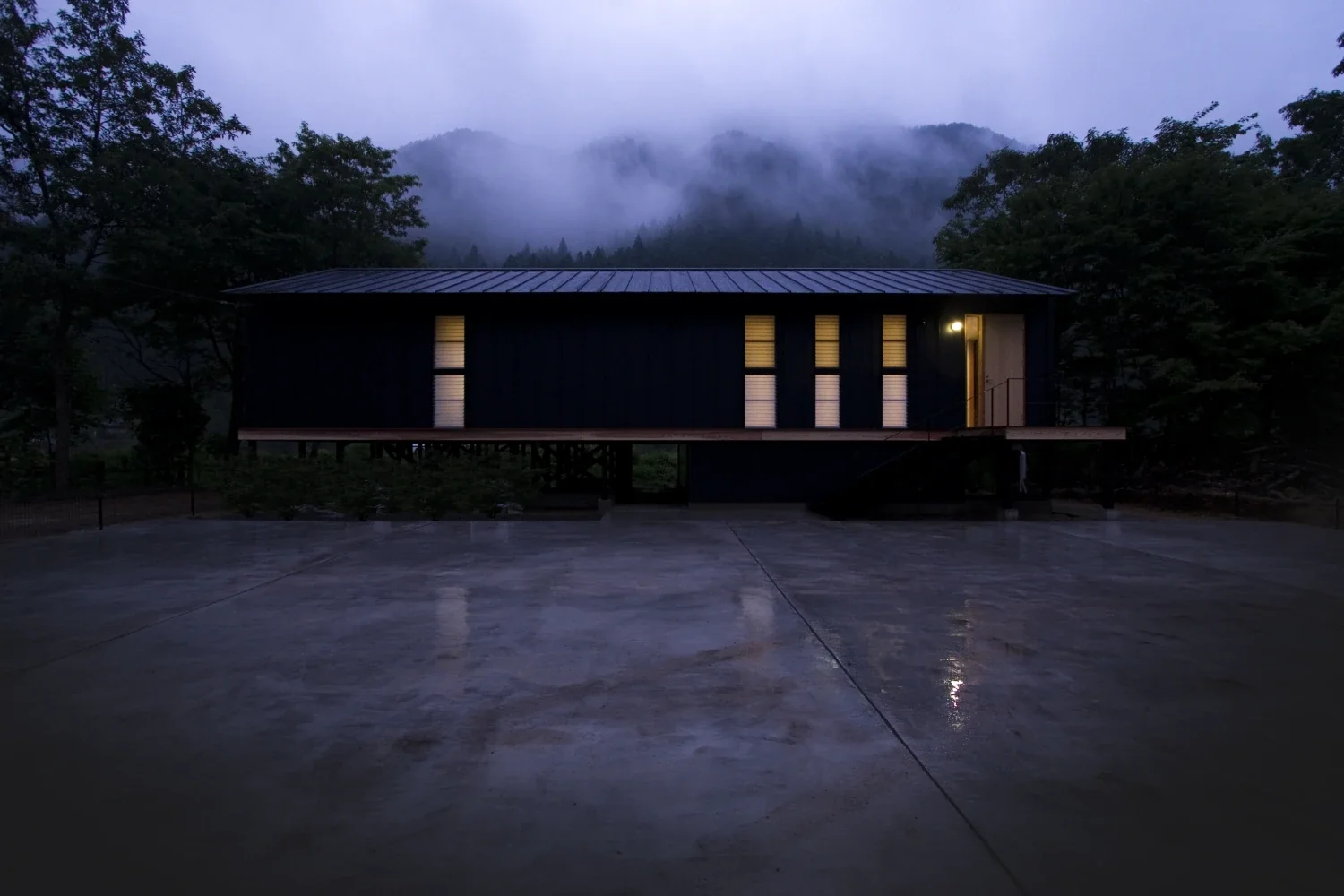 川辺の秘密基地