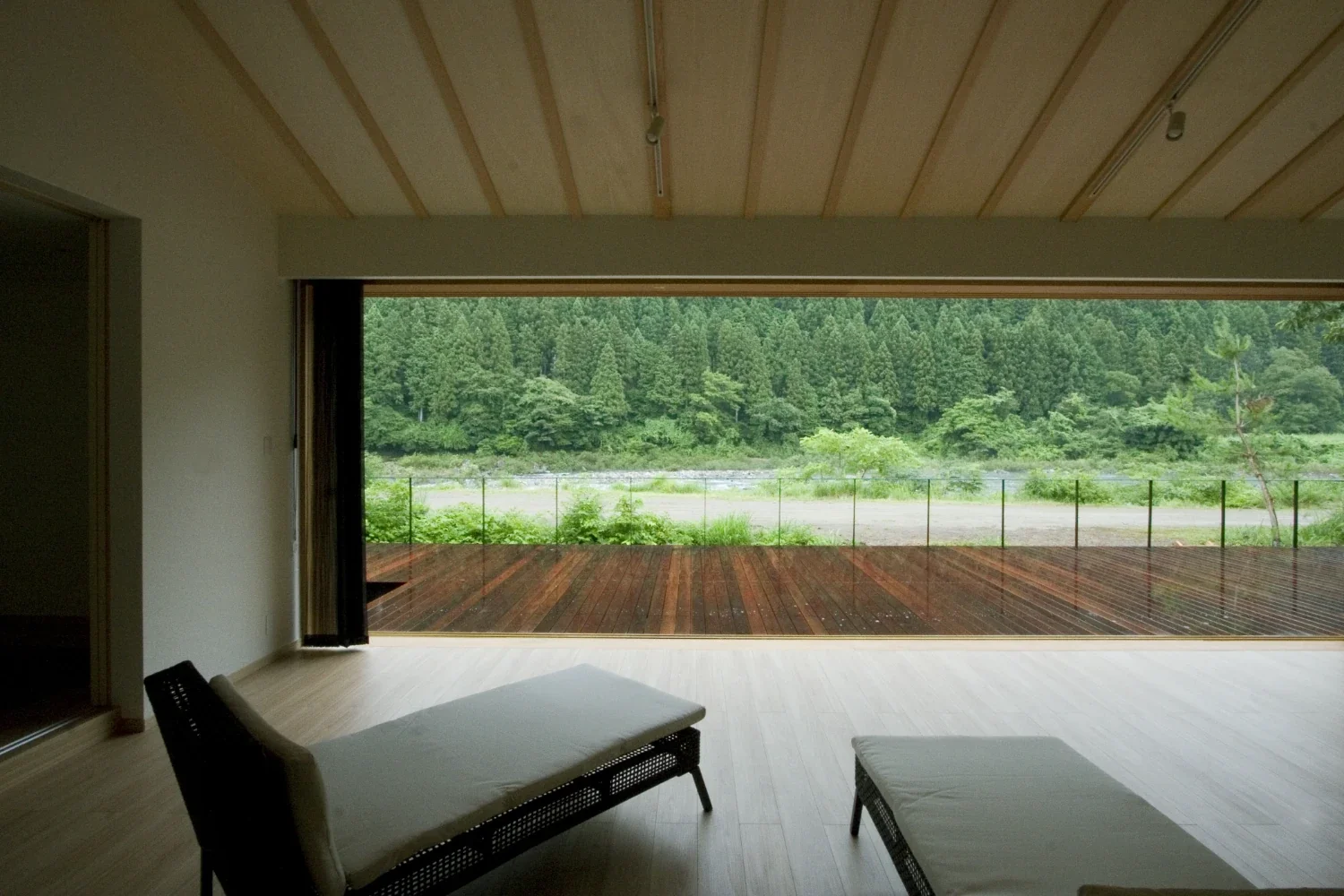 川辺の秘密基地