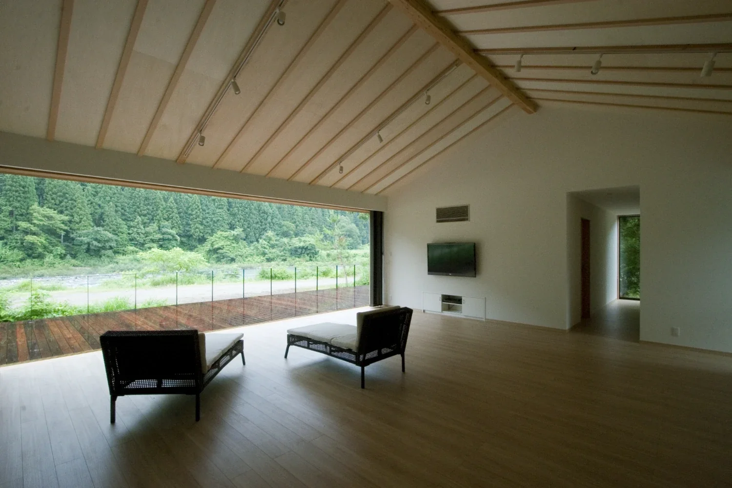 川辺の秘密基地