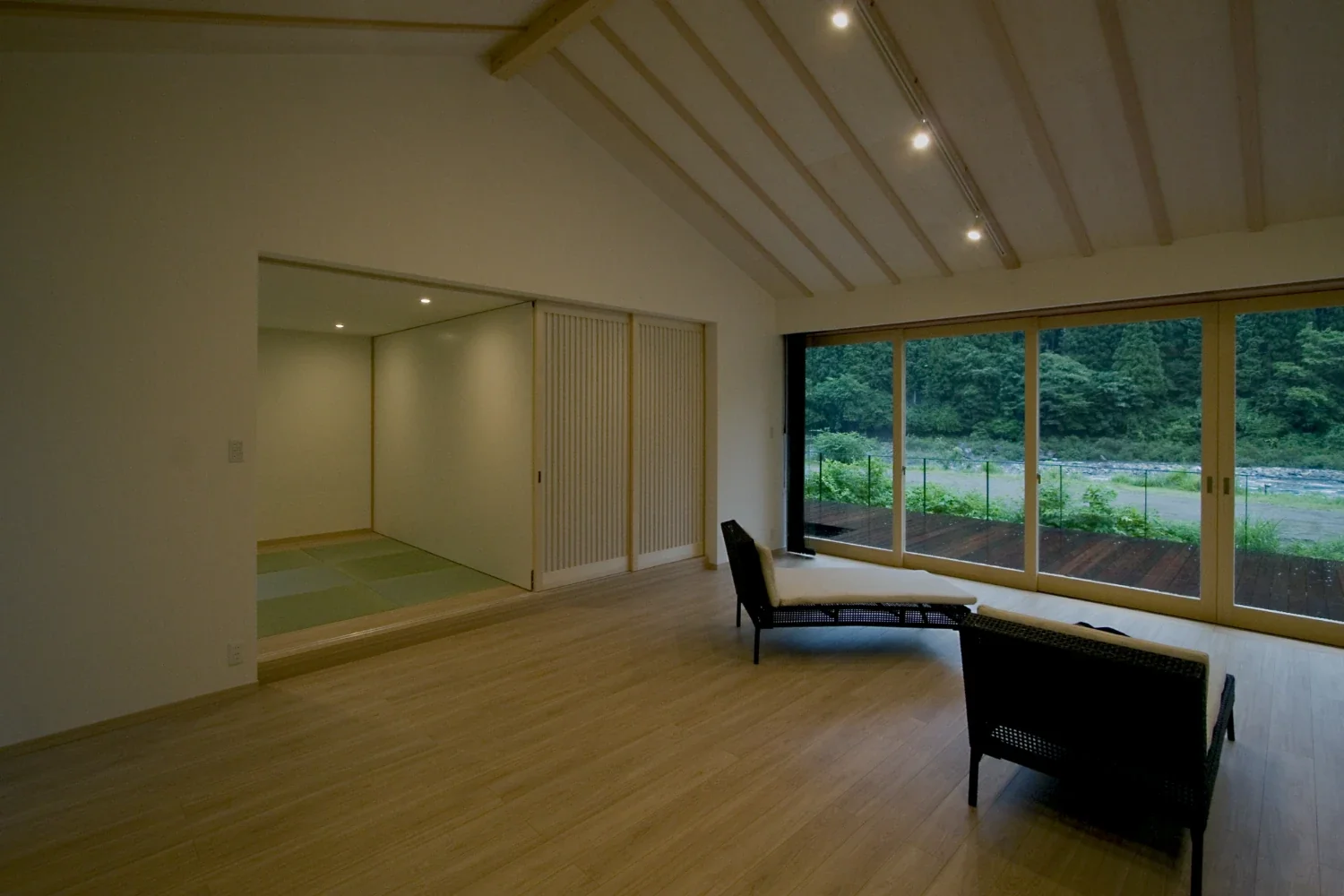 川辺の秘密基地