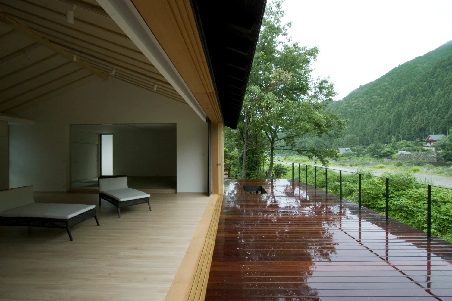 川辺の秘密基地