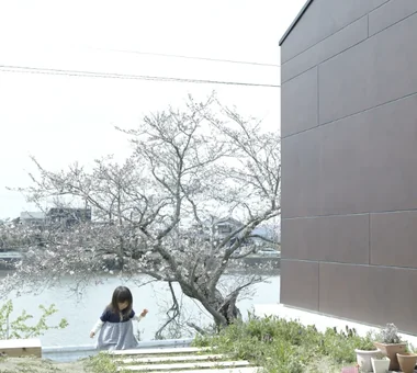 池畔の家｜シンプルな家｜注文住宅｜アプローチ