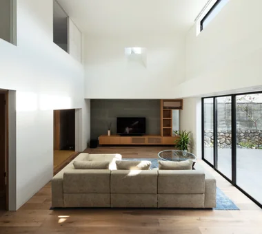 House on Midori Hill｜Homes Featuring Courtyards｜Custom-built house｜Living Room