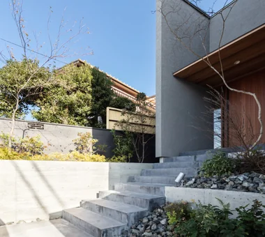 House on Midori Hill｜Homes Featuring Courtyards｜Custom-built house｜Approach