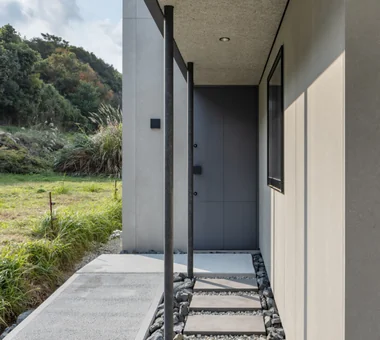 Sunset Wellmina｜A Home for Outdoor Enthusiasts｜Custom-built house｜Approach