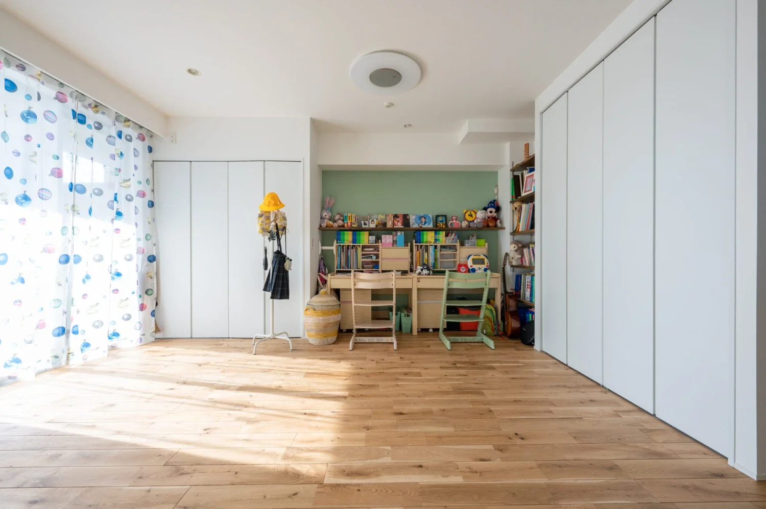 寝室の空間をファミリールームとして、子どもの学習空間と趣味の空間に変容させる。