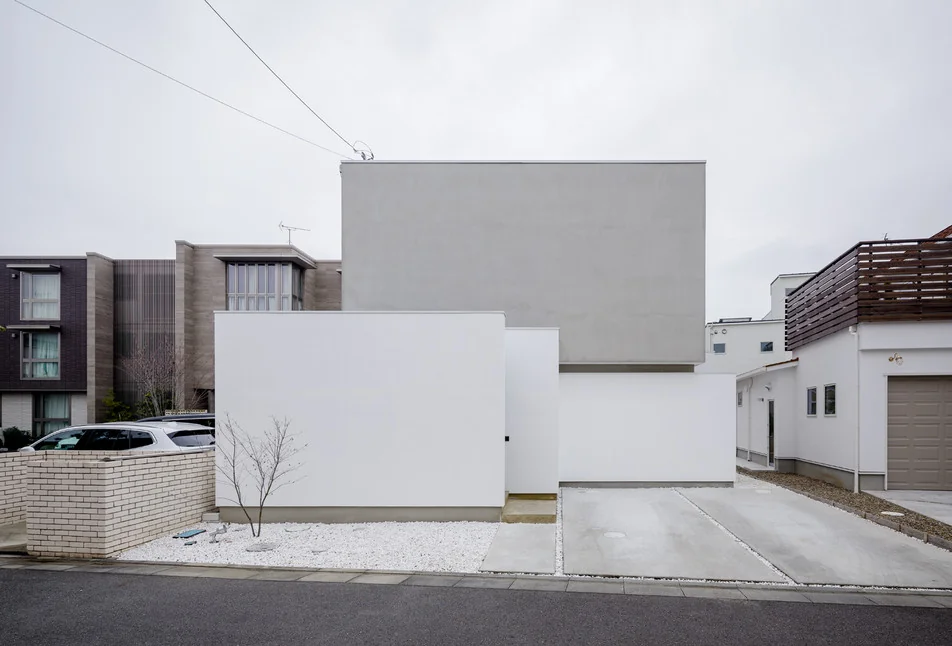 The randomly overlapping walls create protrusions and recesses that impart a rhythmic visual cadence.