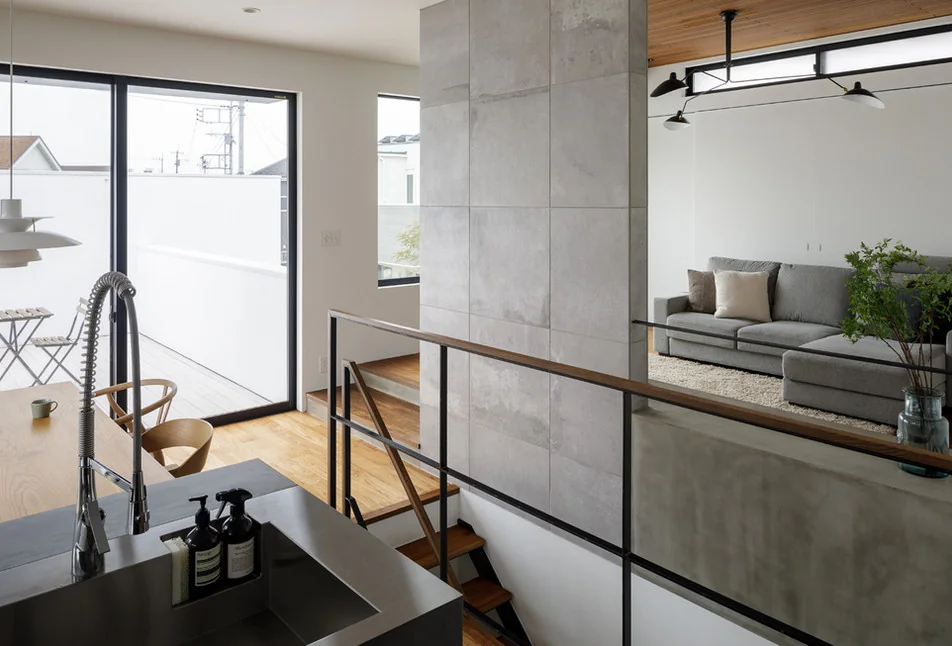 The second-floor living-dining-kitchen area connects effortlessly with the balcony and the split-level living room, creating a sense of lightness.