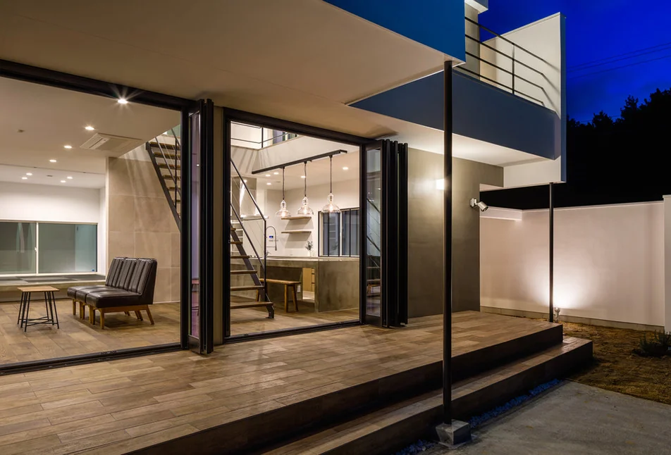 Behind the wall that covers the expansive first-floor windows lies a concealed terrace and a miniature garden.