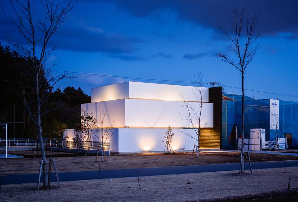 The façade, reminiscent of ripples floating on the water’s surface, evokes the atmosphere of an art museum.