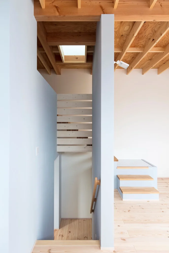 Spatial divisions are articulated through changes in floor levels and ceiling heights.｜Residence with an Atelier
