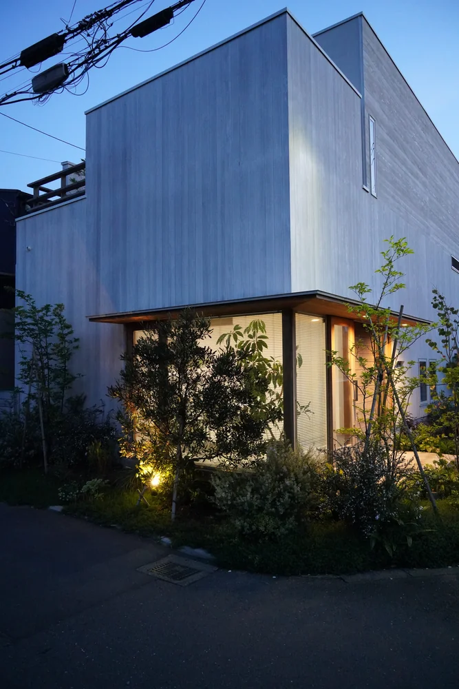 豊かな植栽で内外のつながりを緩やかにする。