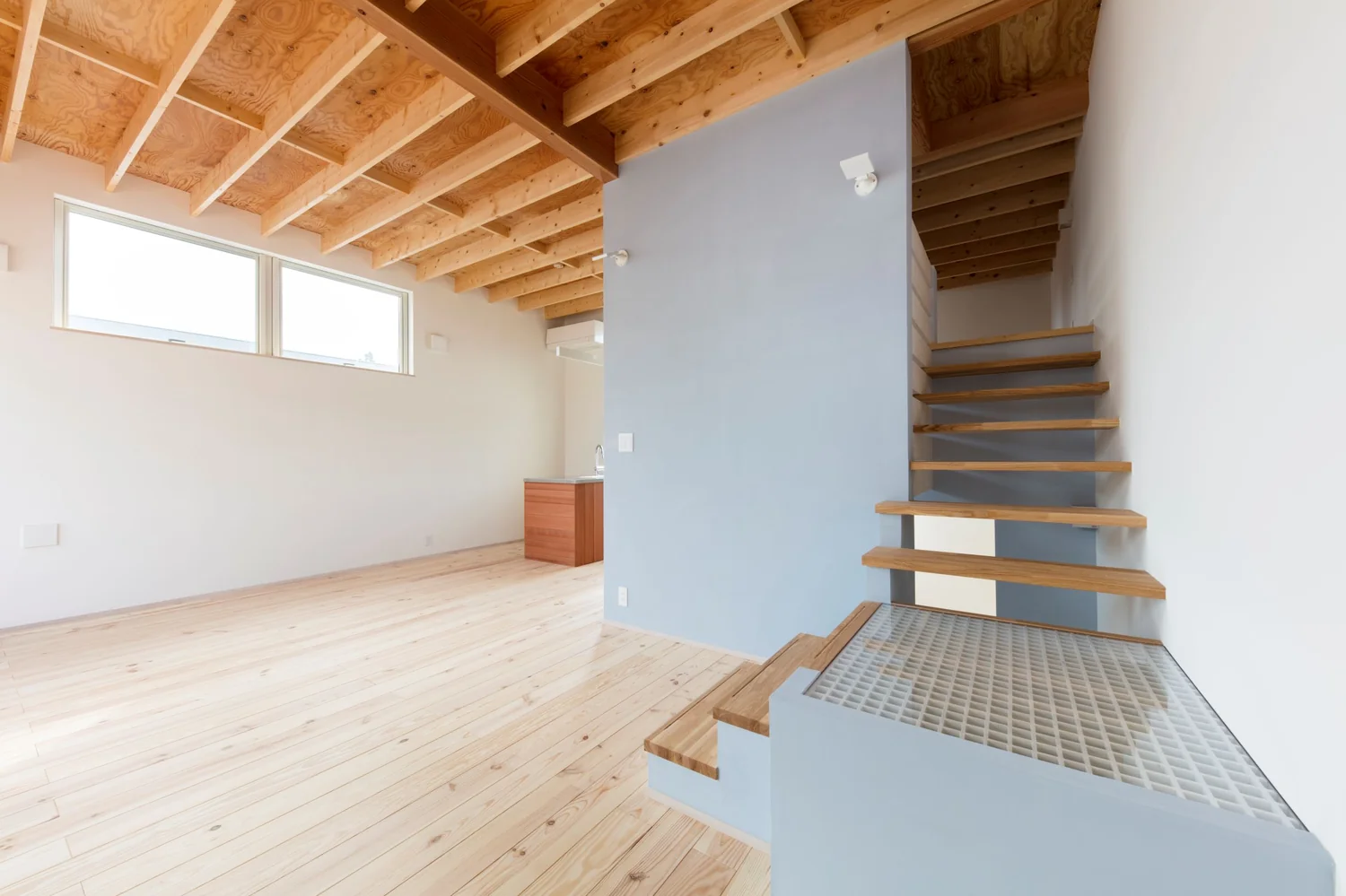 The staircase serves as a crucial spatial and experiential element within the house.｜Residence with an Atelier