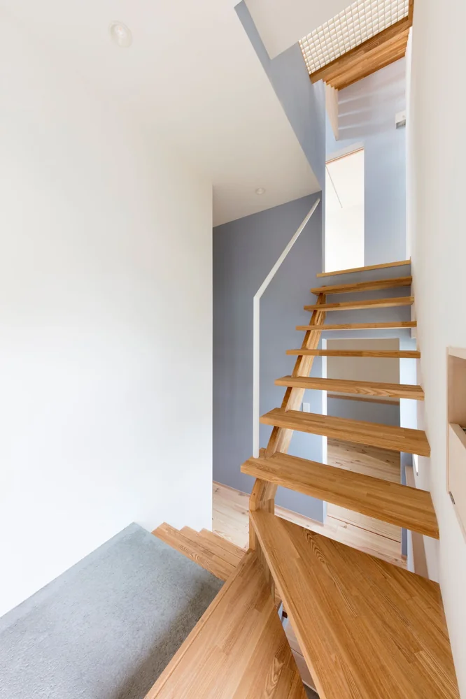 Subtle variations in wall colors add dimensionality to the interior spaces.｜Residence with an Atelier