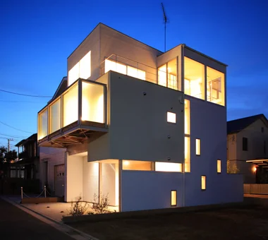 白色住宅｜附設家庭劇院的住宅｜客製化住宅｜外觀
