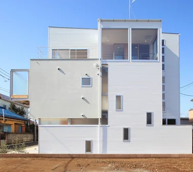 白色住宅｜附設家庭劇院的住宅｜客製化住宅｜外觀