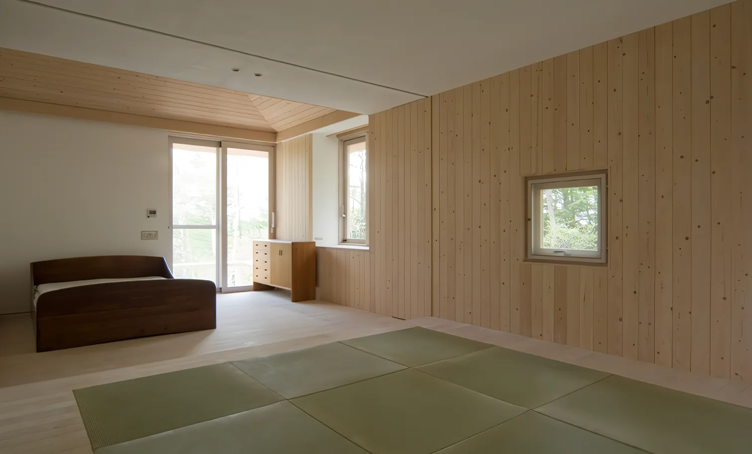利用内嵌的建具可划分成两间房间｜八岳的第二住所