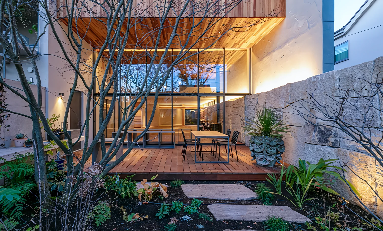 Deck adjoining the garden, designed for enjoying wine and meals.｜A Home Living with Plants