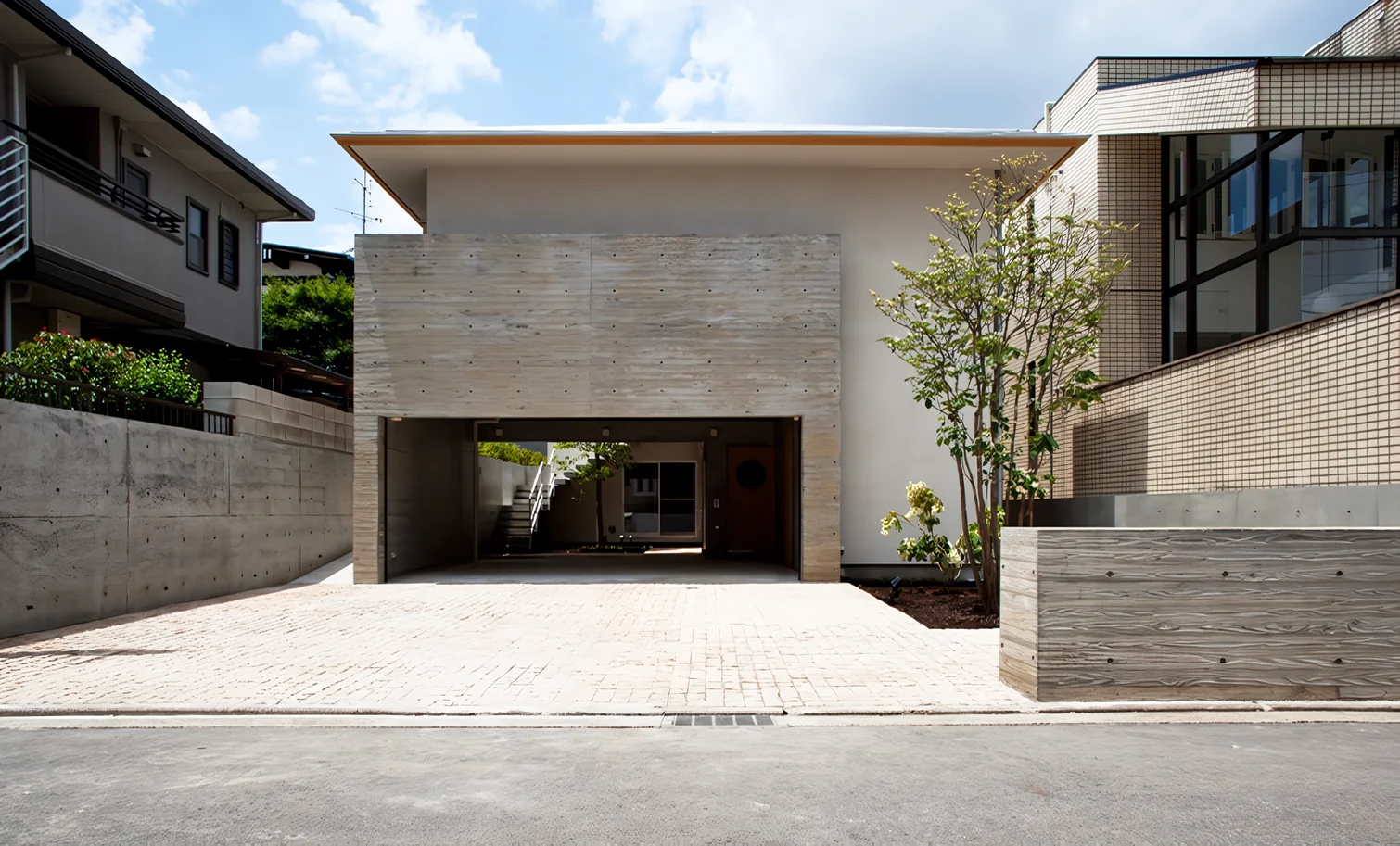 The beauty of the deep eaves and the solid presence of Japanese modern architectural expression