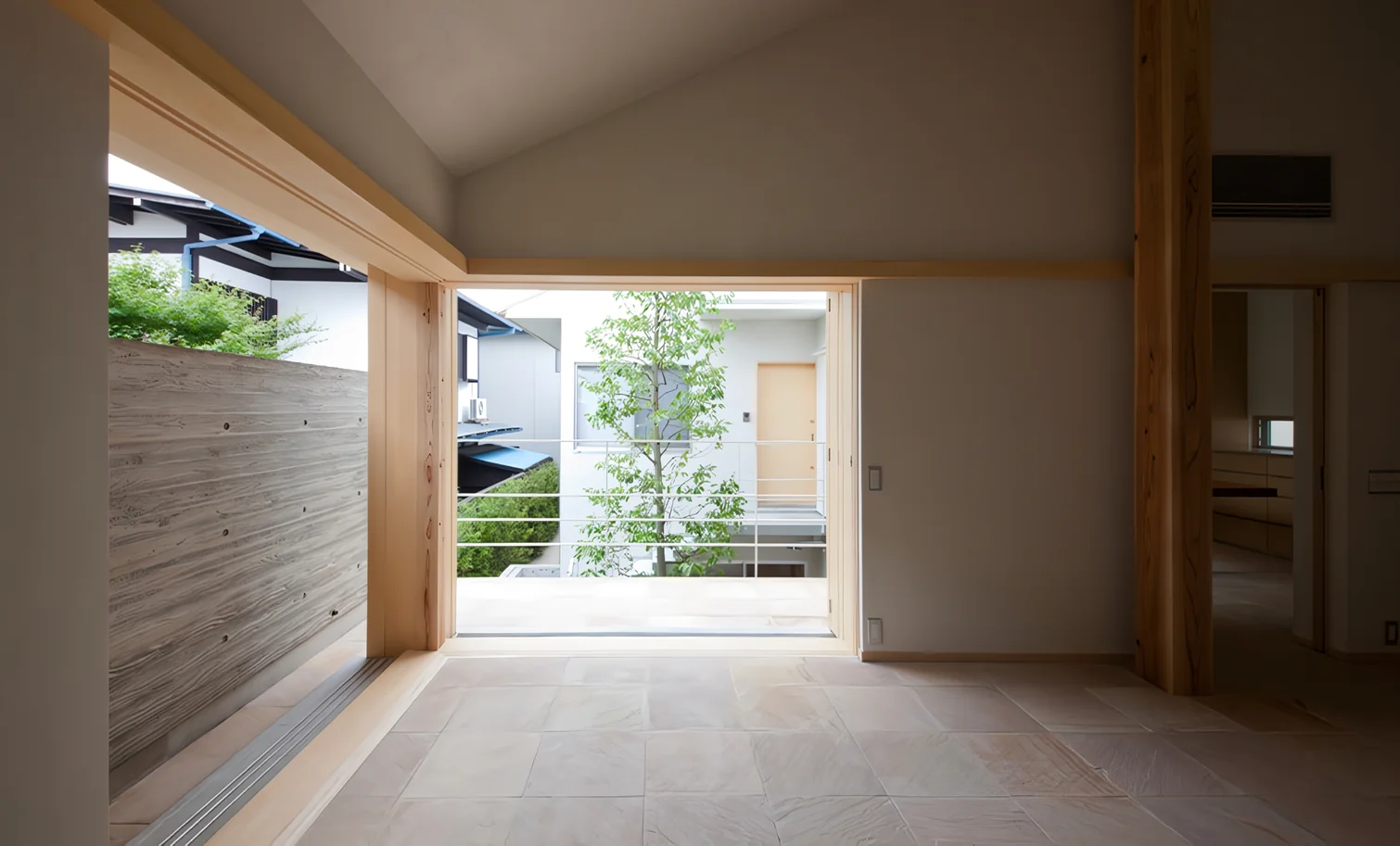 By fully opening the operable wooden sashes, the spacious Japanese-modern living room seamlessly integrates with the courtyard, creating a sense of openness.