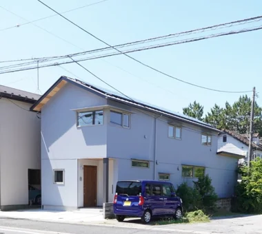 広がりを感じる設え－素材感の引き立つナチュラルモダンな邸宅｜千葉・検見川の住まい｜デザイン好きの家｜注文住宅｜外観