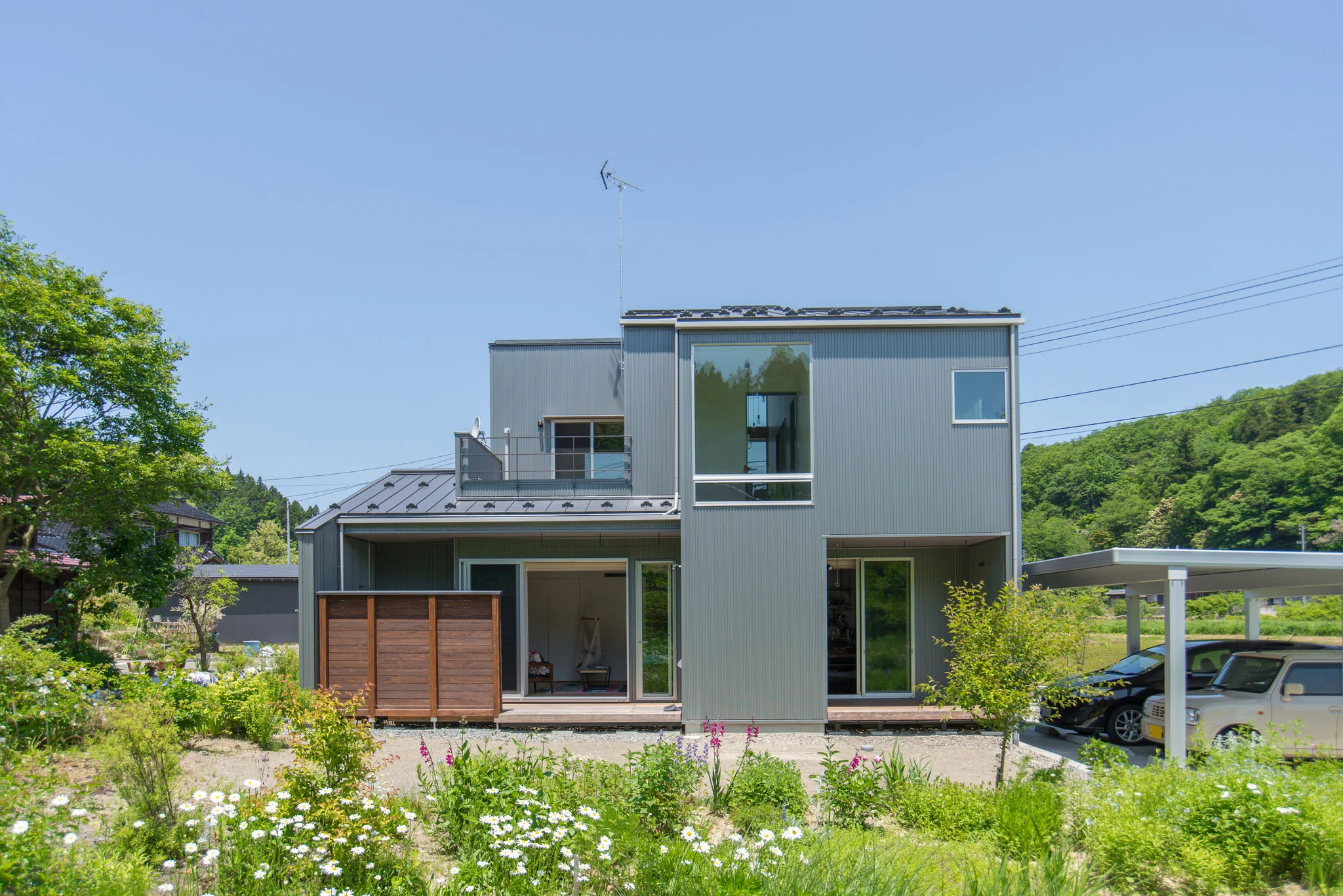 大きな土間床のある暮らし｜西山の住まい