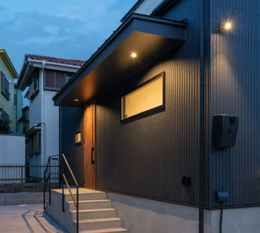 光を受けとめるコートハウス｜シューズクロークのある家｜アプローチ｜注文住宅