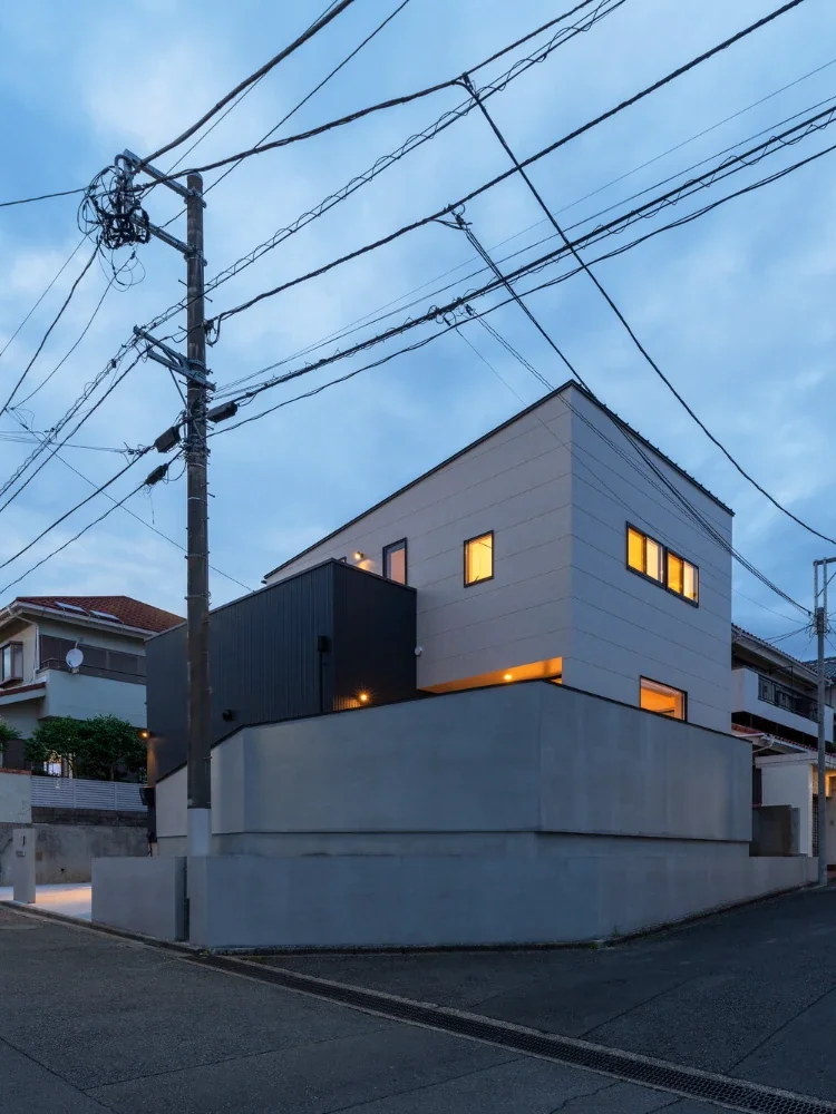 A Courtyard House That Embraces Light