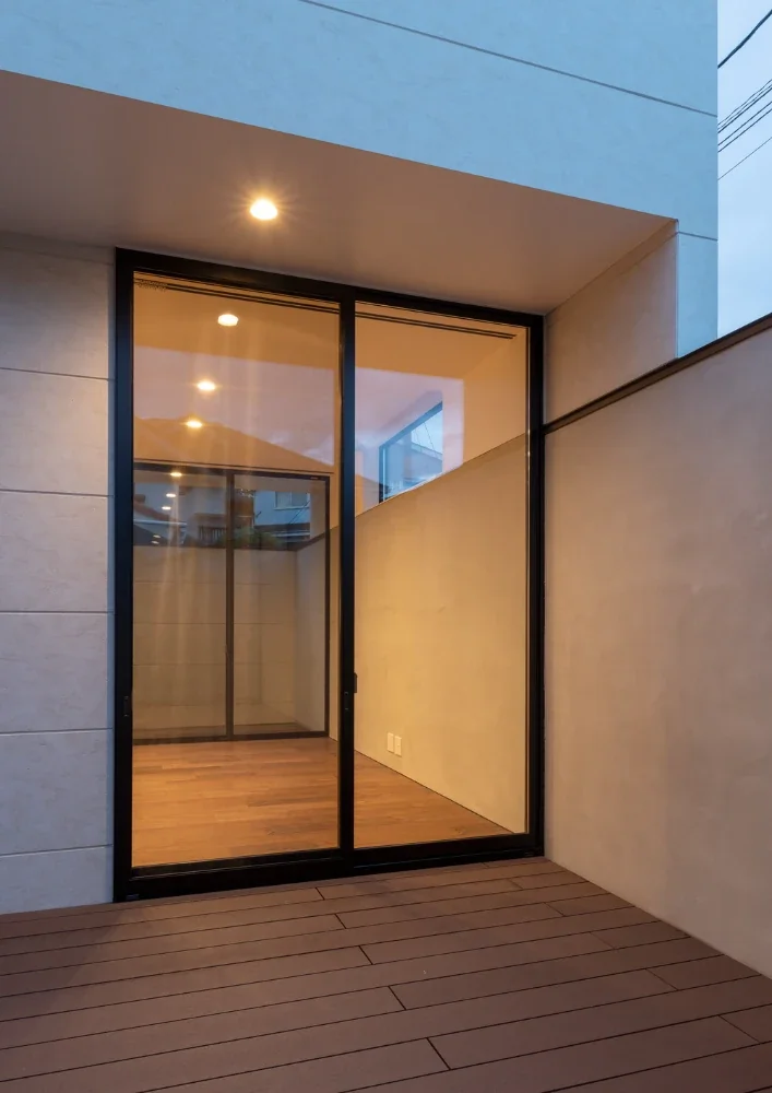 A Courtyard House That Embraces Light