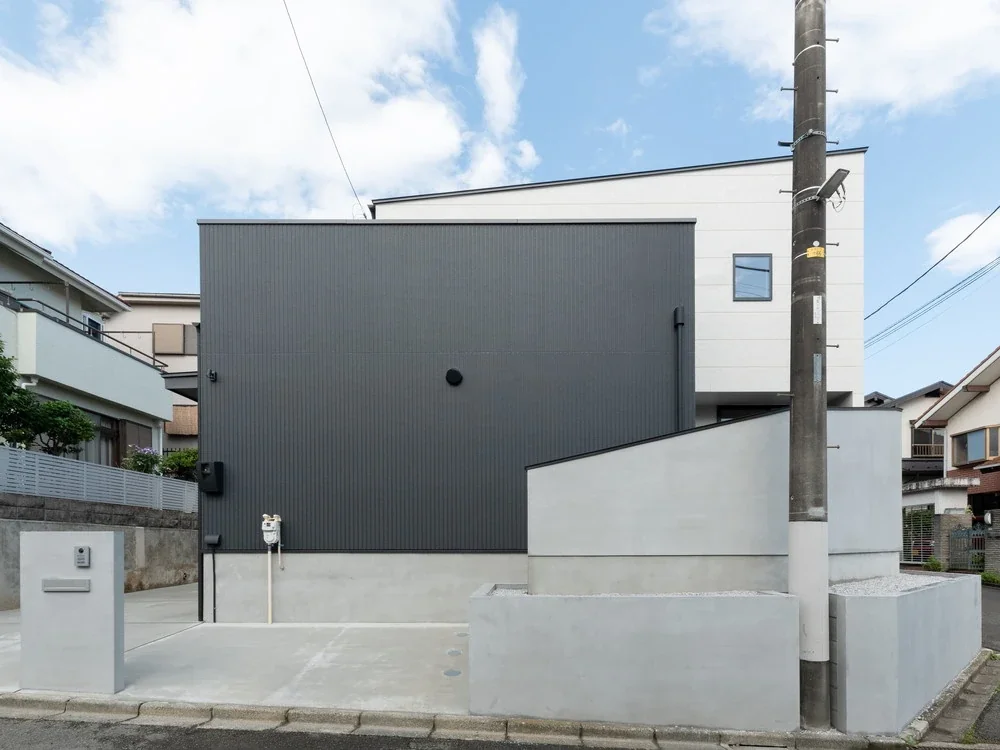 A Courtyard House That Embraces Light
