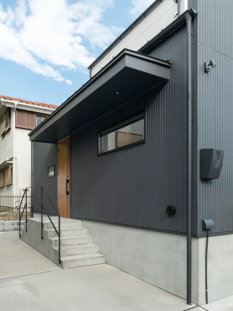 A Courtyard House That Embraces Light