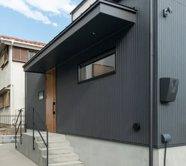 光を受けとめるコートハウス｜シューズクロークのある家｜アプローチ｜注文住宅
