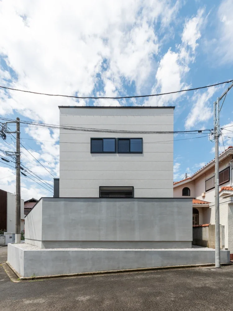 A Courtyard House That Embraces Light