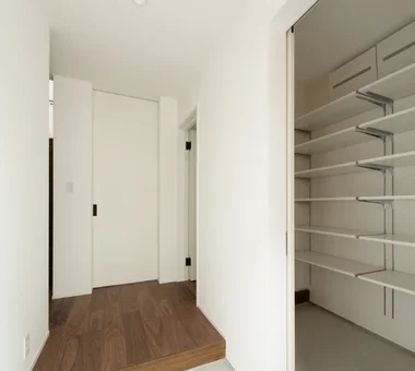 光を受けとめるコートハウス｜シューズクロークのある家｜玄関｜注文住宅